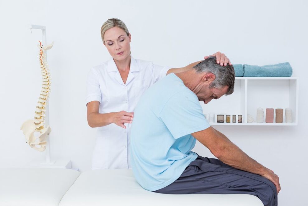 médico examina as costas con osteocondrose