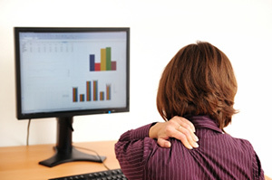 Osteocondrose cervical nunha muller sentada nun ordenador